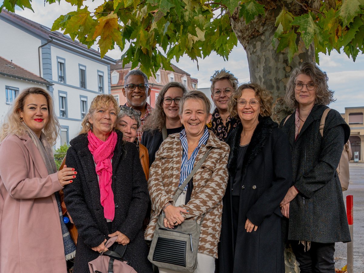 Des membres de l'association réunis sous un arbre en automne.
