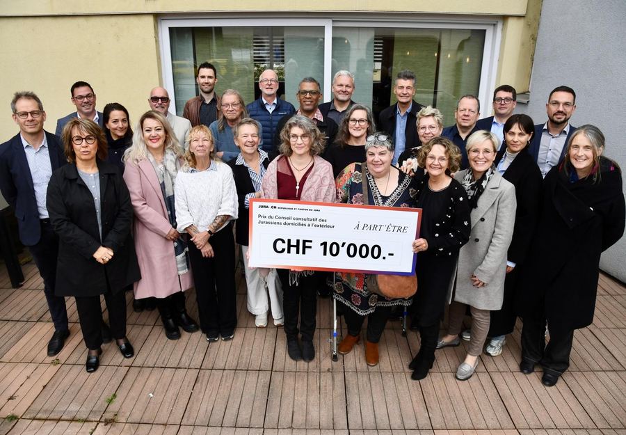Les membres de l'association et les représentants du canton réunis autour du chèque du prix.