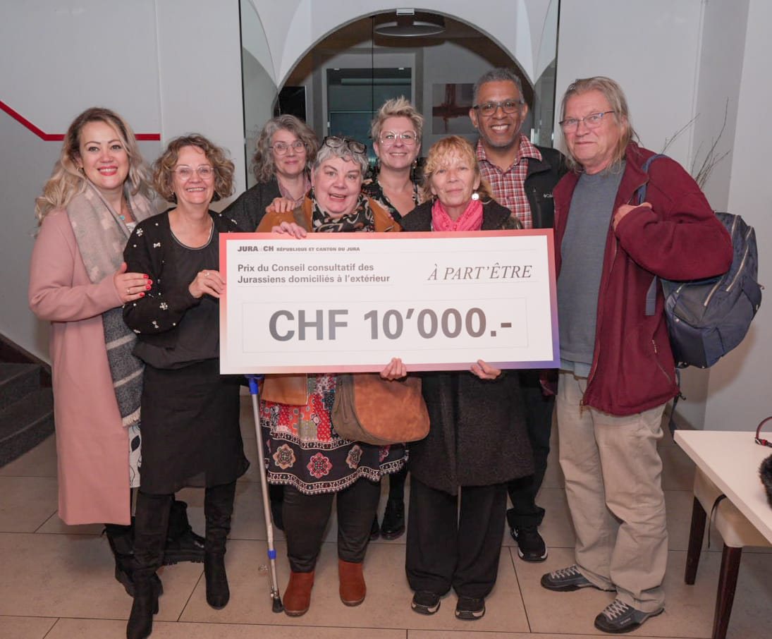 Les membres de l'association réunis autour du chèque du prix.